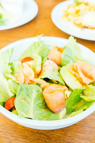 Sebze salatası ile somon füme — Stok fotoğraf