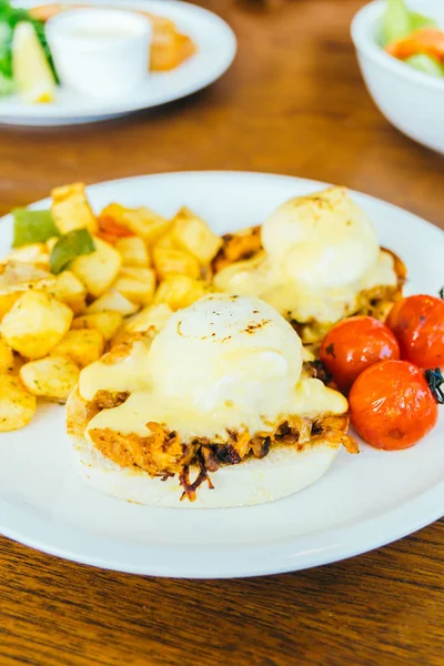 Yumurta benedict beyaz plaka