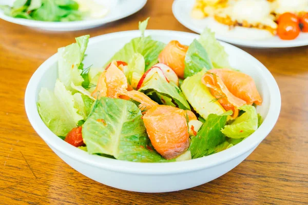 Копчений лосось з овочевим салатом — стокове фото