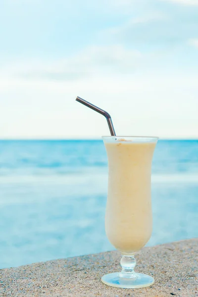 Hielo beber plátano batidos vidrio — Foto de Stock