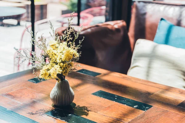 Vase fleur sur table — Photo