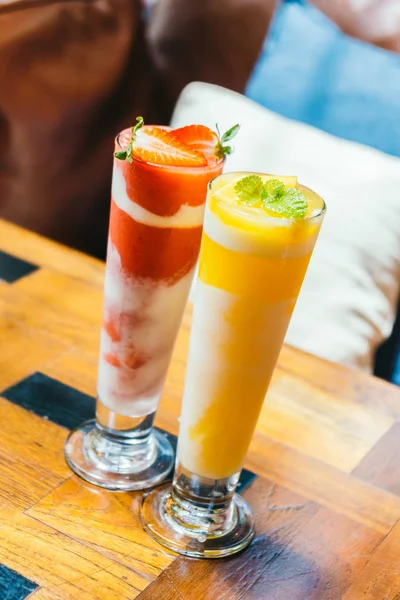 Mango smoothie cam içme buz