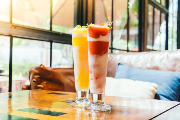 Çilek smoothies cam içme buz