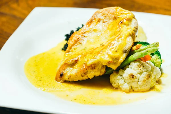 Sebzeli ızgara tavuk göğsü biftek