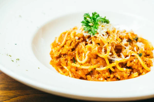 Espaguetis o pasta boloñesa en plato blanco — Foto de Stock