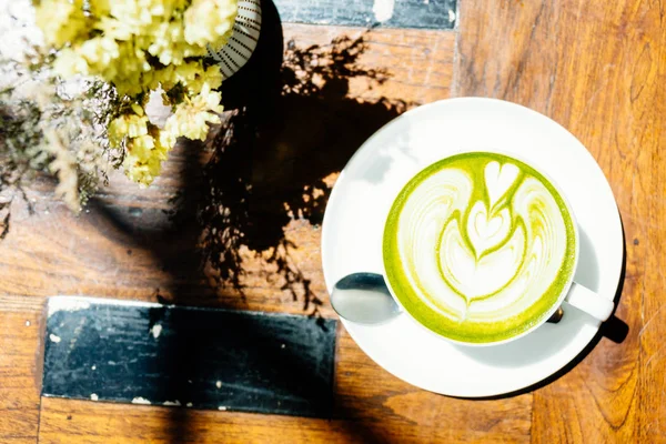 Chá verde matcha latte em copo branco — Fotografia de Stock
