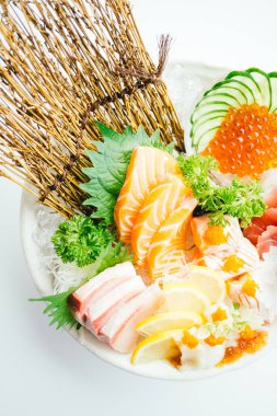 Ham ve taze karışık sashimi somon, ton balığı, hamaji ve diğer