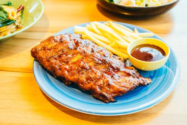 Izgara Barbekü veya Barbekü kaburga patates kızartması ile