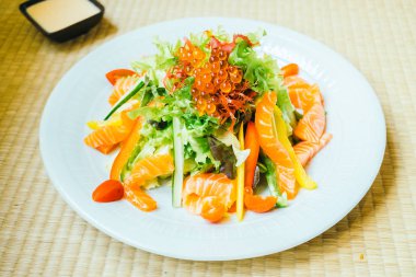 Beyaz tabak içinde somon salata