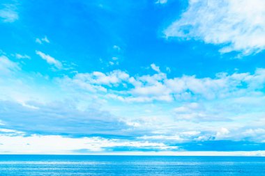 Beyaz bulut deniz manzarası ile mavi gökyüzü üzerinde