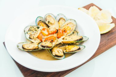 Beyaz şarap soslu buğulanmış midye