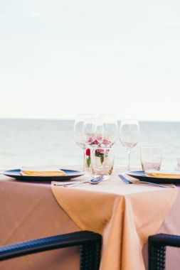 Romantik yemek masası Şarap kadehi ile ayar ve diğer