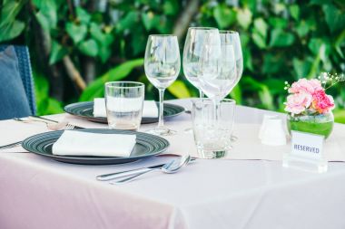 Romantik yemek masası Şarap kadehi ile ayar ve diğer