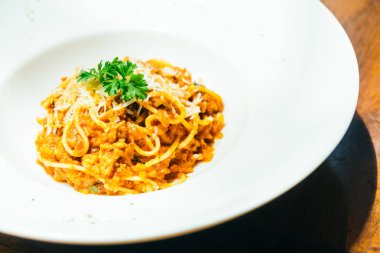 Spagetti veya makarna bolognese beyaz plaka