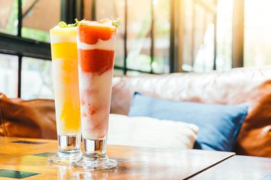 Çilek smoothies cam içme buz