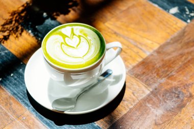 Yeşil çay, sütlü sütlü kahve.