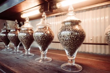 kahve çekirdekleri kavanoz içinde