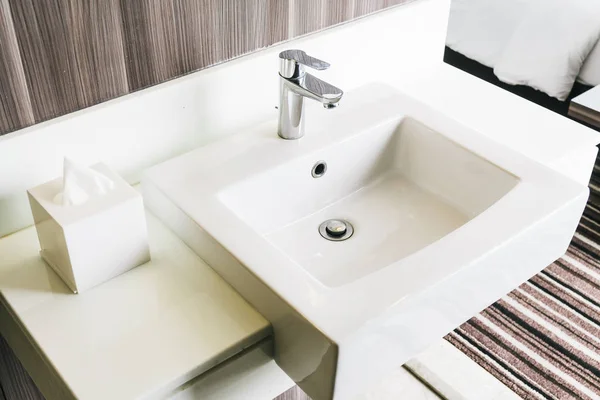 Beyaz modern lavabo ve banyo musluk — Stok fotoğraf