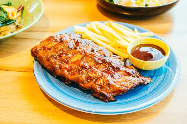 Izgara Barbekü veya Barbekü kaburga patates kızartması ile