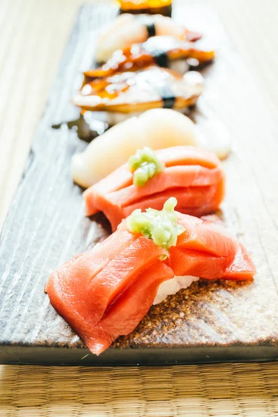 Ham ve taze nigiri suşi roll