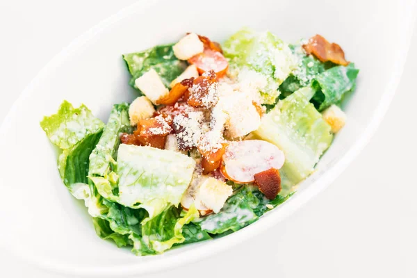 Caesar-Salat in weißer Schüssel — Stockfoto