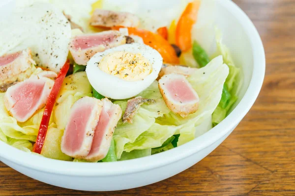 Мясо тунца и яйцо с овощным салатом — стоковое фото