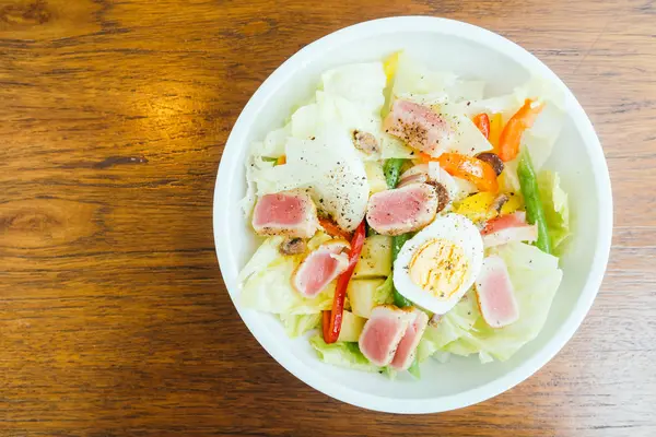 Vlees van de tonijn en ei met groente salade — Stockfoto