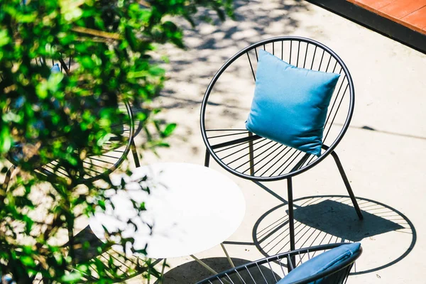 Yastık ile veranda sandalye ve masa ayarla