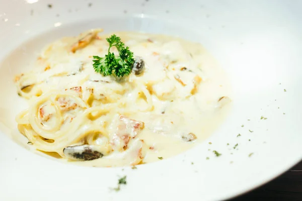 Espaguete Carbonara em placa branca — Fotografia de Stock