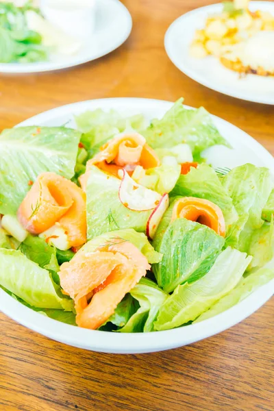 Копченый лосось с овощным салатом — стоковое фото