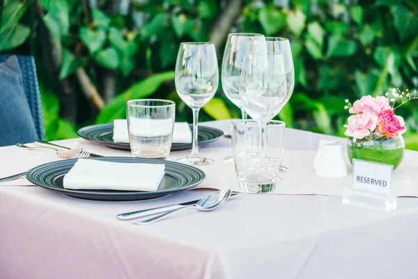 Romantik yemek masası Şarap kadehi ile ayar ve diğer