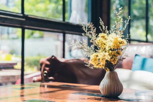 桌子上的花瓶花 — 图库照片