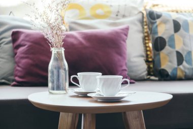 Masa dekorasyonu ile kullanabilirsin üzerinde çiçek vazo ile beyaz kahve fincanı