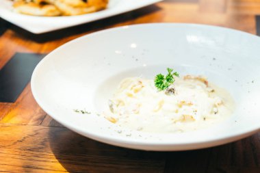 Spagetti carbonara beyaz plaka