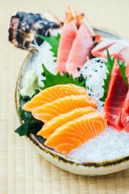 Ham ve taze somon balığı ve diğer sashimi Balık eti