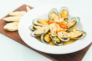 Beyaz şarap soslu buğulanmış midye