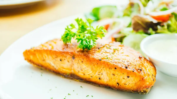 Steak de saumon dans une assiette blanche — Photo