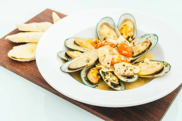 Beyaz şarap soslu buğulanmış midye