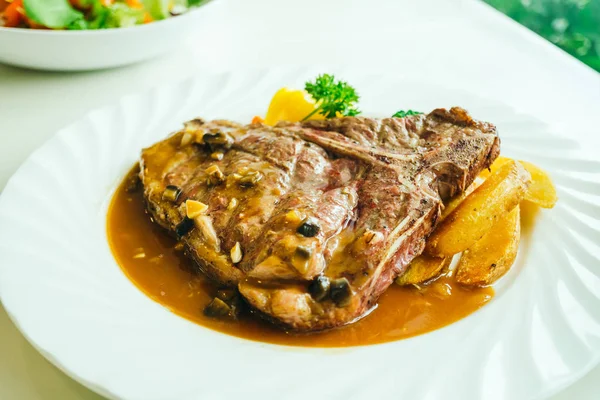 Sebzeli ızgara t-bone sığır eti biftek