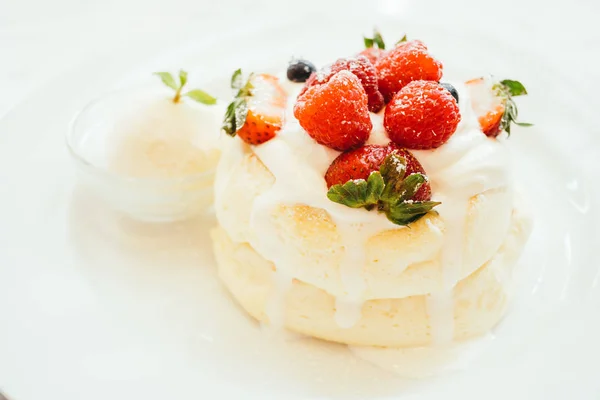 Pancake con gelato fragola, mirtillo e lampone — Foto Stock