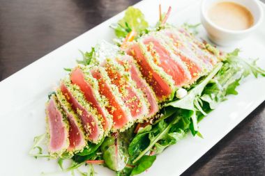 ton balıklı salata beyaz plaka
