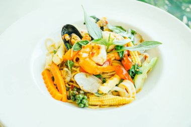 Baharatlı deniz mahsulleri spagetti veya beyaz tabak makarna