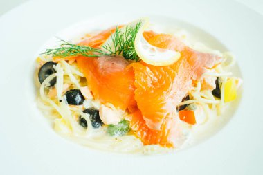 Somon et ve üstüne limon ile makarna veya spagetti krema sos