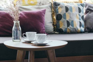 Masa dekorasyonu ile kullanabilirsin üzerinde çiçek vazo ile beyaz kahve fincanı