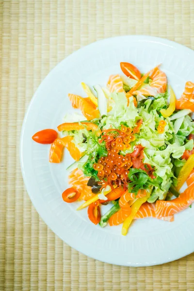 Salada de salmão em prato branco — Fotografia de Stock
