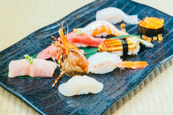 Camarones de atún de salmón crudo y fresco y otros sushi — Foto de Stock