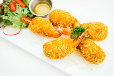 Derin kızarmış karides veya karides pasta