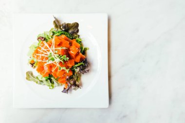 Tuna tartare beyaz plaka