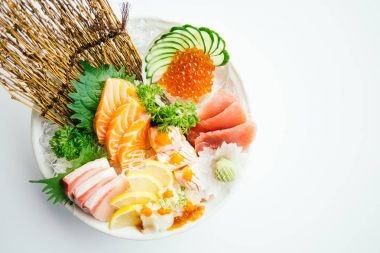 Ham ve taze karışık sashimi somon, ton balığı, hamaji ve diğer
