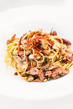 Spagetti pastırma sarımsak ile